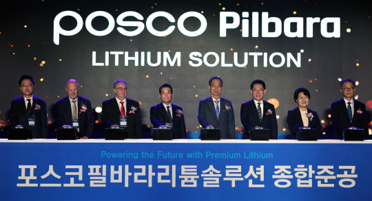 포스코그룹 관계자들이 지난달 29일 전남 율촌산업단지에서 포스코필바라리튬솔루션 종합준공식을 하고 있다. (사진 왼쪽부터)강석훈 한국산업은행 회장, 스티브 스쿠다모어(Steve Scudamore) 필바라미네랄스 사외이사, 제프 로빈슨(Jeff Robinson) 주한호주대사, 장인화 포스코그룹 회장, 한덕수 국무총리, 김영록 전남도지사, 권향엽 국회의원, 이승렬 산업통상자원부 산업정책실장. 포스코홀딩스 제공